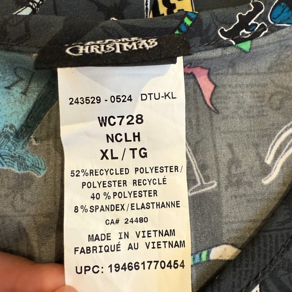 NWT Disney The Night Before Christmas Women’s V-Neck Scrub Top Halloween - Picture 6 of 7